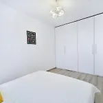 Διαμέρισμα Self Check In 24h, Simple And Modern, 2 Rooms, Fast Wifi, Parking, Air Conditioning, Free Cancelation, Traveller Award
