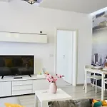 Self Check In 24h, Simple And Modern, 2 Rooms, Fast Wifi, Parking, Air Conditioning, Free Cancelation, Traveller Award Διαμέρισμα