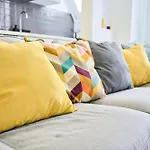 Διαμέρισμα Self Check In 24h, Simple And Modern, 2 Rooms, Fast Wifi, Parking, Air Conditioning, Free Cancelation, Traveller Award