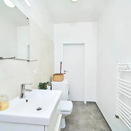 Self Check In 24h, Simple And Modern, 2 Rooms, Fast Wifi, Parking, Air Conditioning, Free Cancelation, Traveller Award