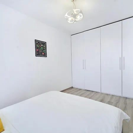 아파트 Self Check In 24h, Simple And Modern, 2 Rooms, Fast Wifi, Parking, Air Conditioning, Free Cancelation, Traveller Award