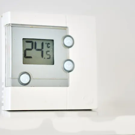 Self Check In 24h, Simple And Modern, 2 Rooms, Fast Wifi, Parking, Air Conditioning, Free Cancelation, Traveller Award