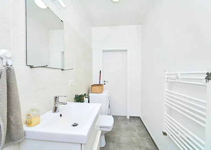 Self Check In 24h, Simple And Modern, 2 Rooms, Fast Wifi, Parking, Air Conditioning, Free Cancelation, Traveller Award