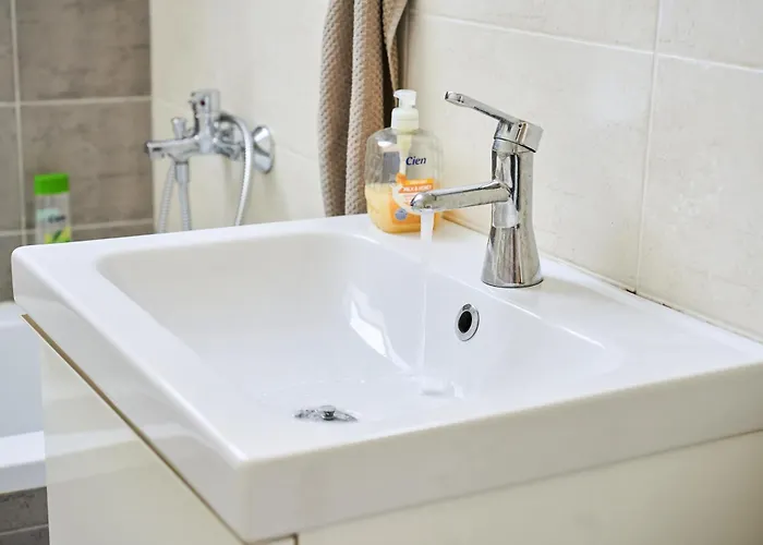 Self Check In 24h, Simple And Modern, 2 Rooms, Fast Wifi, Parking, Air Conditioning, Free Cancelation, Traveller Award Apartman *