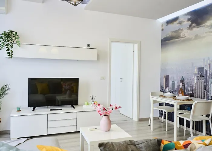 Self Check In 24h, Simple And Modern, 2 Rooms, Fast Wifi, Parking, Air Conditioning, Free Cancelation, Traveller Award Apartman