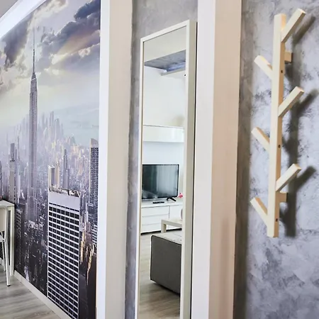 Self Check In 24h, Simple And Modern, 2 Rooms, Fast Wifi, Parking, Air Conditioning, Free Cancelation, Traveller Award Apartment