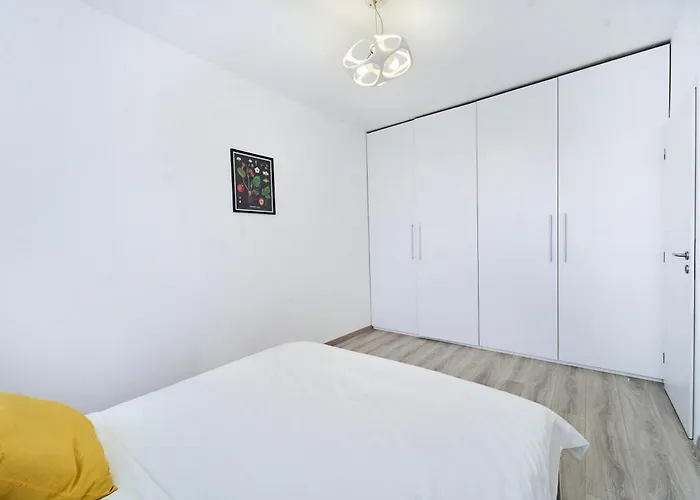 Apartment Self Check In 24h, Simple And Modern, 2 Rooms, Fast Wifi, Parking, Air Conditioning, Free Cancelation, Traveller Award