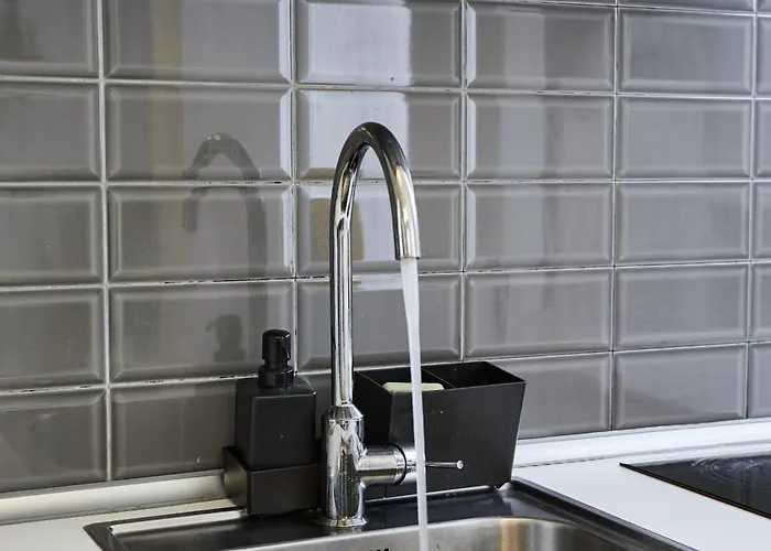 Self Check In 24h, Simple And Modern, 2 Rooms, Fast Wifi, Parking, Air Conditioning, Free Cancelation, Traveller Award Apartment