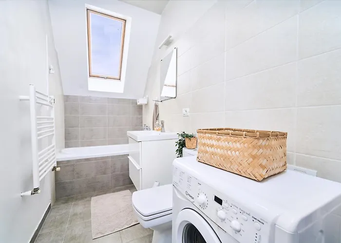 Self Check In 24h, Simple And Modern, 2 Rooms, Fast Wifi, Parking, Air Conditioning, Free Cancelation, Traveller Award Apartment